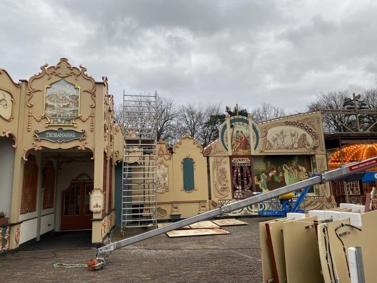 [Foto’s] Efteling plaatst vernieuwde panelen terug op Carrouselpaleis