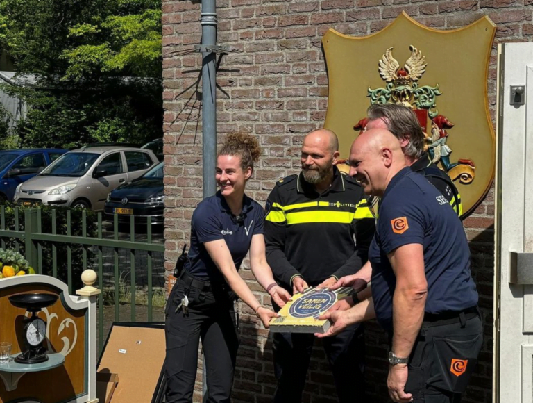 Efteling en politie bekrachtigen samenwerking met speciale tegel