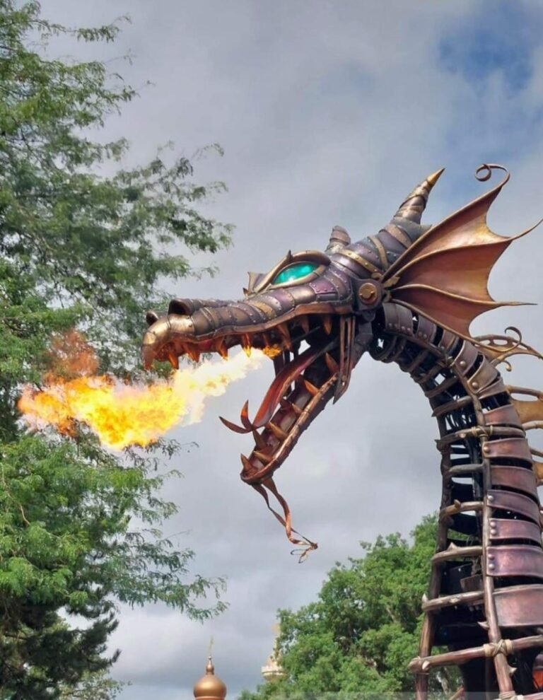 Draak in Disneyland Paris spuwt weer vuur