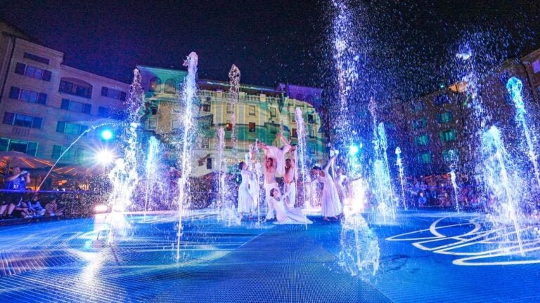 Europa-Park viert jubileum Hotel Colosseo met show vol visuele effecten