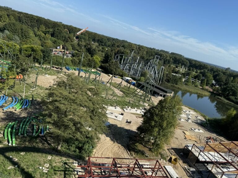 [Foto’s] Eerste trackdelen nieuwe single-rail achtbanen Walibi Holland geplaatst