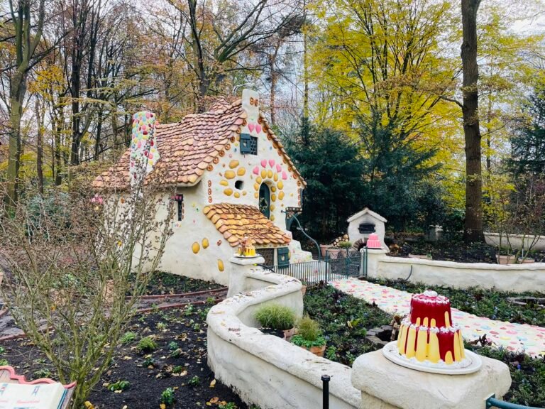 [Foto’s] Efteling klaar met maandenlange bouw van Hans & Grietje