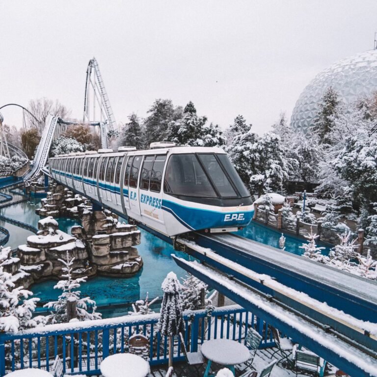 [Foto’s] Sneeuw verandert meerdere attractieparken in een winterwonderland