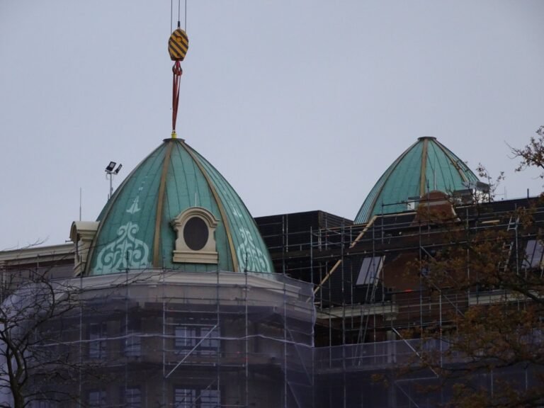 [Foto’s] Torens geplaatst op het Efteling Grand Hotel