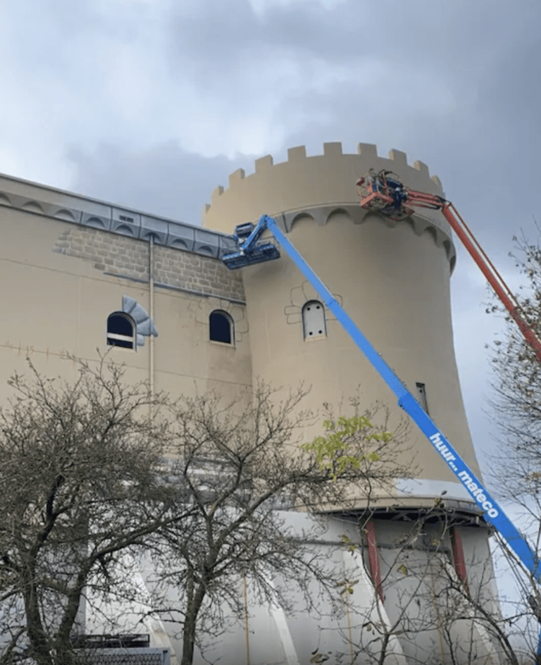 Bijzondere klus in Bommelwereld: kasteel krijgt geverfde stenen en scheuren