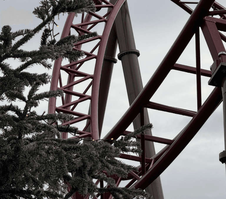 [Foto’s] Nieuwe spinning coaster Parc Astérix staat overeind