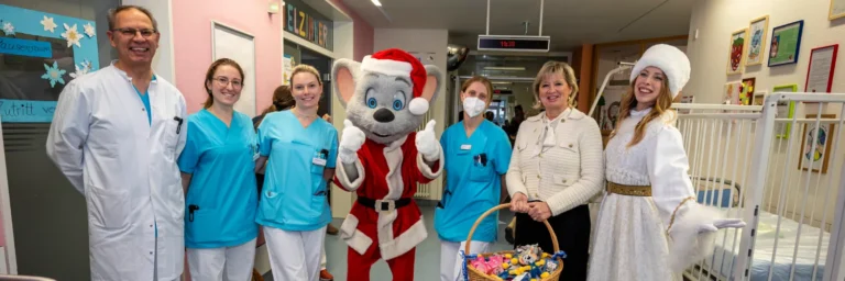 Mascotte Europa-Park bezoekt kinderziekenhuis in aanloop naar kerst