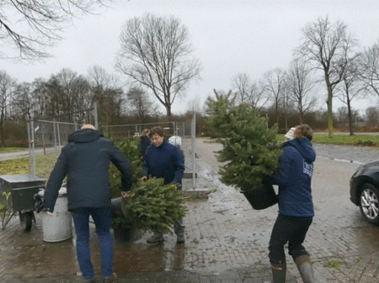 AquaZoo strooit met vrijkaarten in ruil voor kerstbomen en looft bijzondere prijs uit voor degene met de hoogste boom