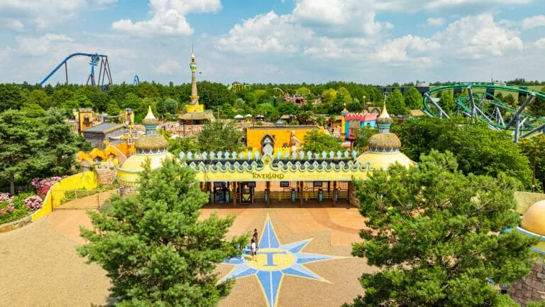 Toverland zoekt een acht-banentester ter ere van Internationale Achtbanendag