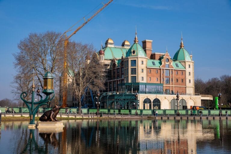 Efteling Grand Hotel in trek, ruim 16.000 mensen in digitale wachtrij