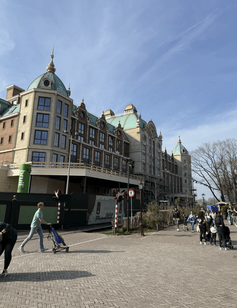 [Foto’s] Bouw Efteling Grand Hotel bereikt hoogste punt