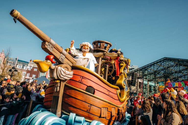 Burgemeester van De Panne is er klaar mee: verkeerschaos richting Plopsaland moet opgelost worden