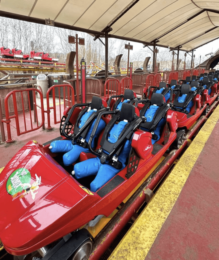 [Foto’s] Parc Astérix plaatst nieuwe treinen op achtbaan Goudurix