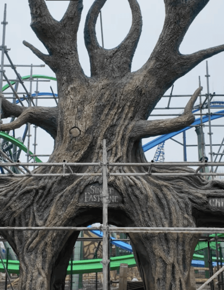 [Video] Walibi Holland onthult grote boom waar bezoekers onderdoor lopen om wachtrij YOY te betreden