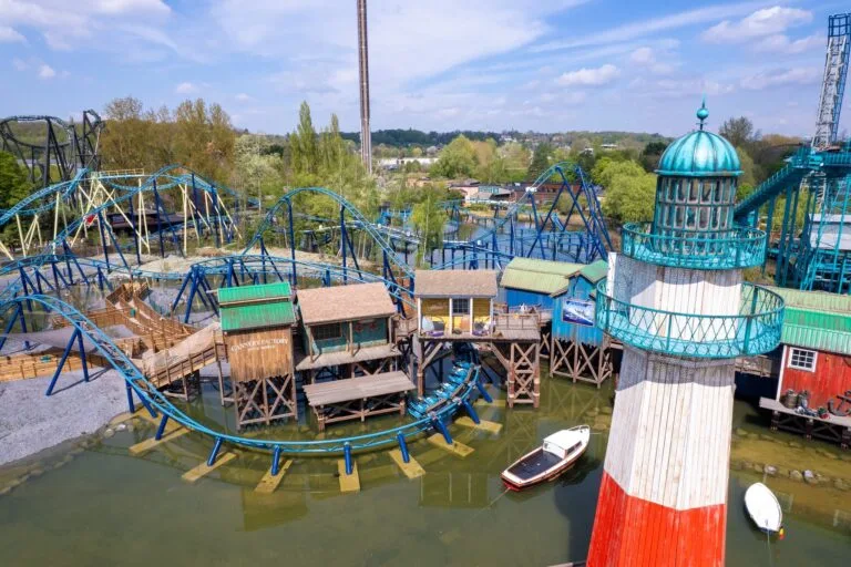 Walibi Belgium werkt verder aan Dock World, grote vuurtoren onthuld