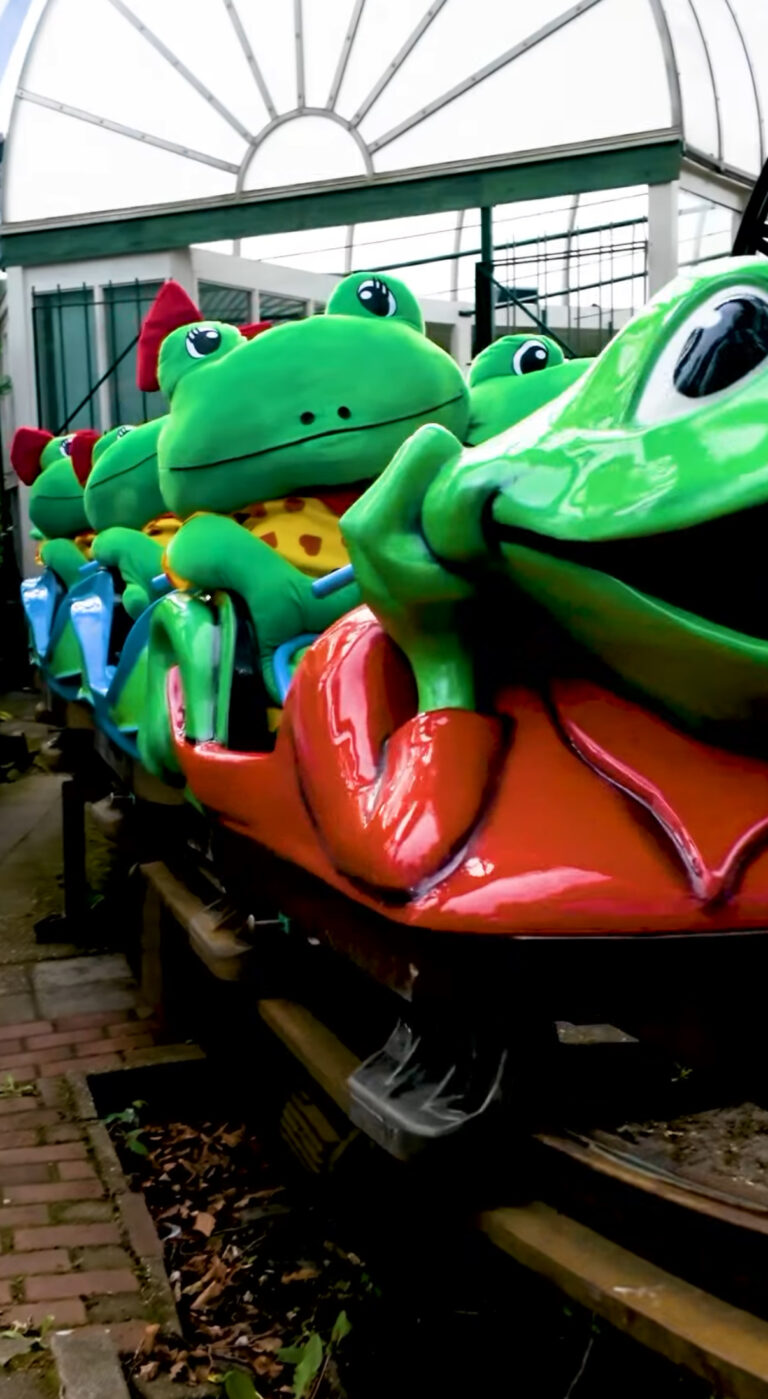 [Video] Duinrell laat kikkerachtbaan vol met grote kikkers rijden