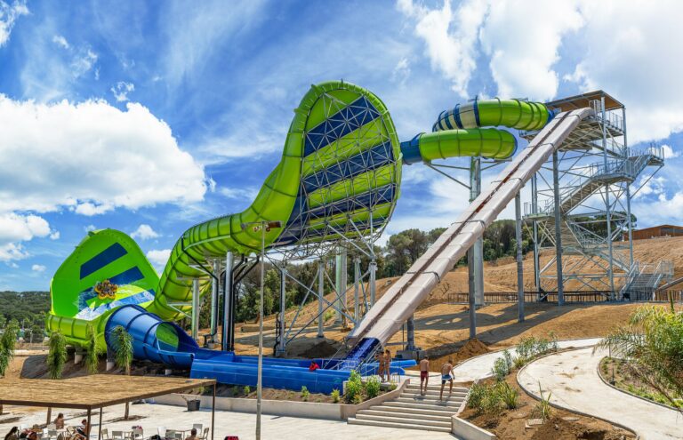 Twee spectaculaire nieuwe waterglijbanen openen in Duitsland en Spanje