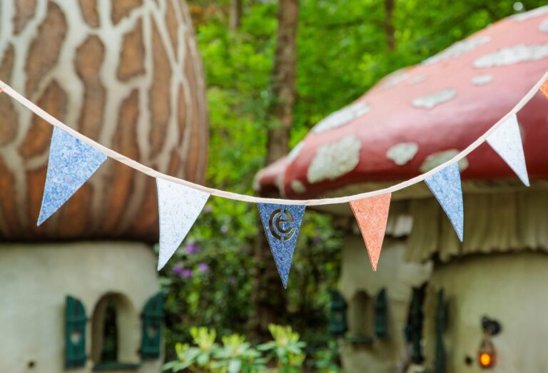 Efteling viert 73e verjaardag met vlaggenlijn van gerecyclede bedrijfskleding voor medewerkers