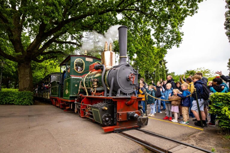 Elektrische Efteling-stoomtrein rijdt eerste rondje: 114 jaar oude locomotief Aagje klaar voor de toekomst