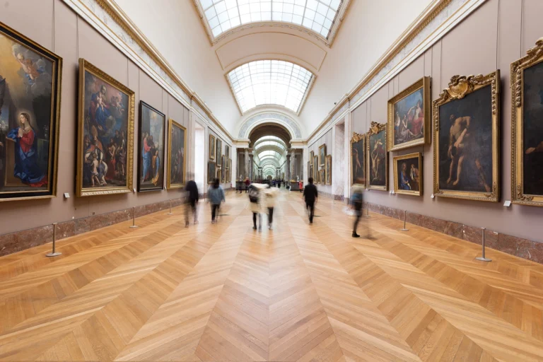 Spontane staking legt Louvre plat: duizenden toeristen voor dichte deur