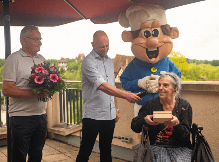 85-jarige vrouw maakte al 3333 ritjes in achtbaan Karacho van Tripsdrill