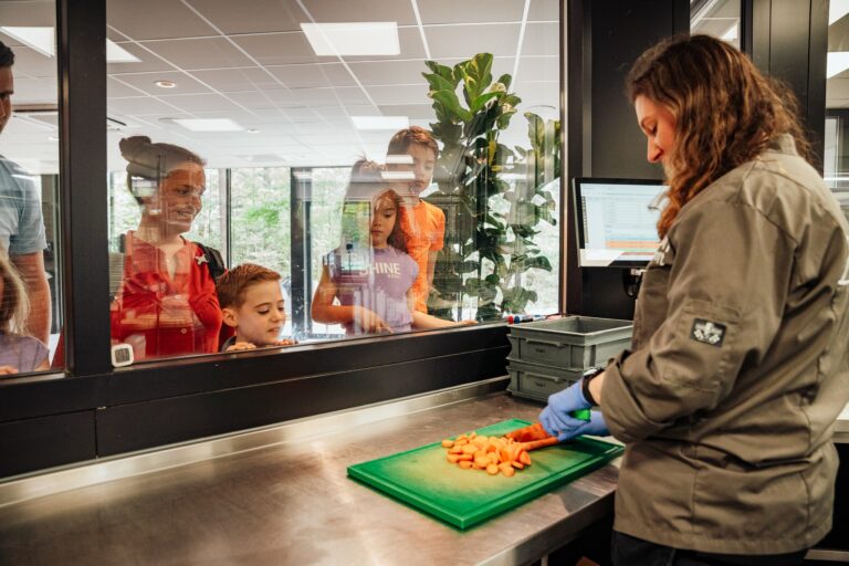 Uniek: Dierkeuken opent haar deuren achter de schermen tijdens ZOOmer Festival in DierenPark Amersfoort