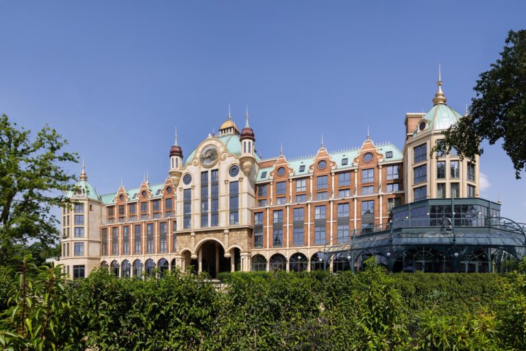 Reusachtige strik om Efteling Grand Hotel, park doet wereldrecordpoging