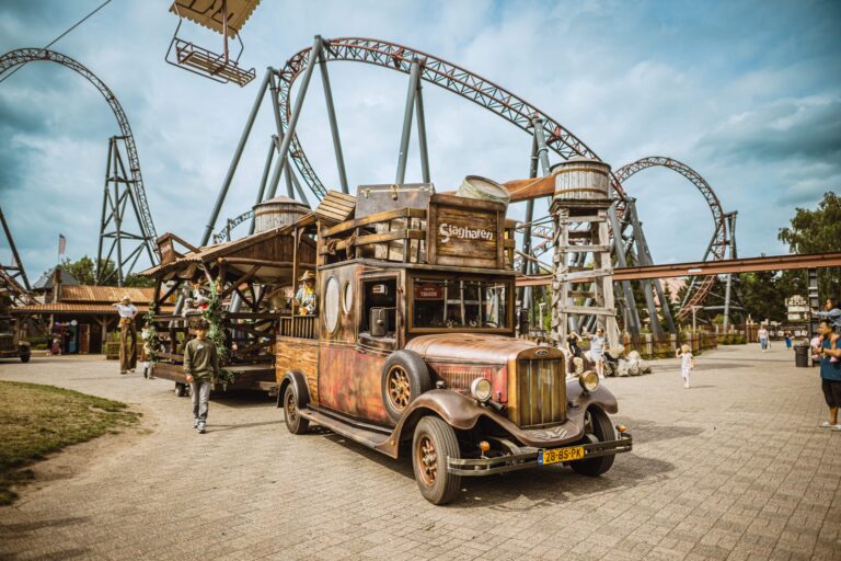 Attractiepark Slagharen voorziet paradewagens van nieuw uiterlijk voor Summer Parade
