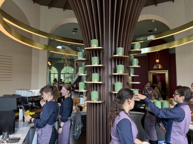 [Foto’s] Kijk binnen bij Café Biscuit in het Efteling Grand Hotel en ontdek het bijzondere koekje Pom Doortje