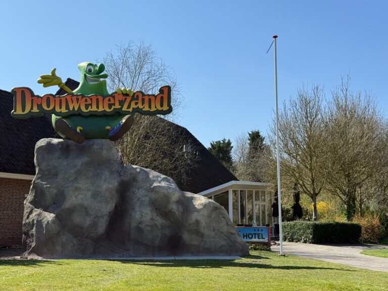 Oeps: Drouwenerzand moet hunebed met mascotte verwijderen