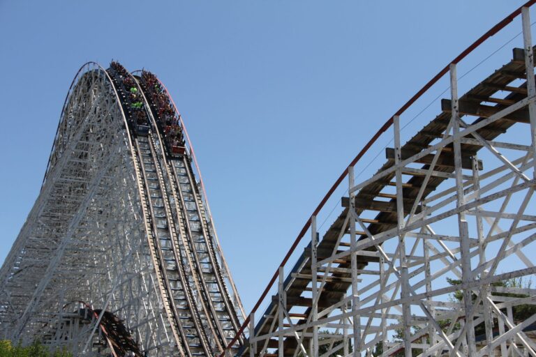 Six Flags in zwaar weer? Schulden, sluitingen en de vrees voor faillissement