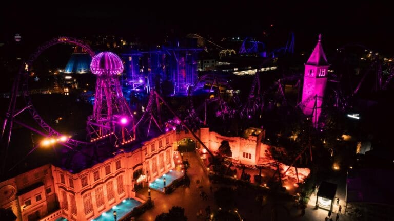 Achtbanen Europa-Park kleuren roze voor bewustwording rond borstkanker