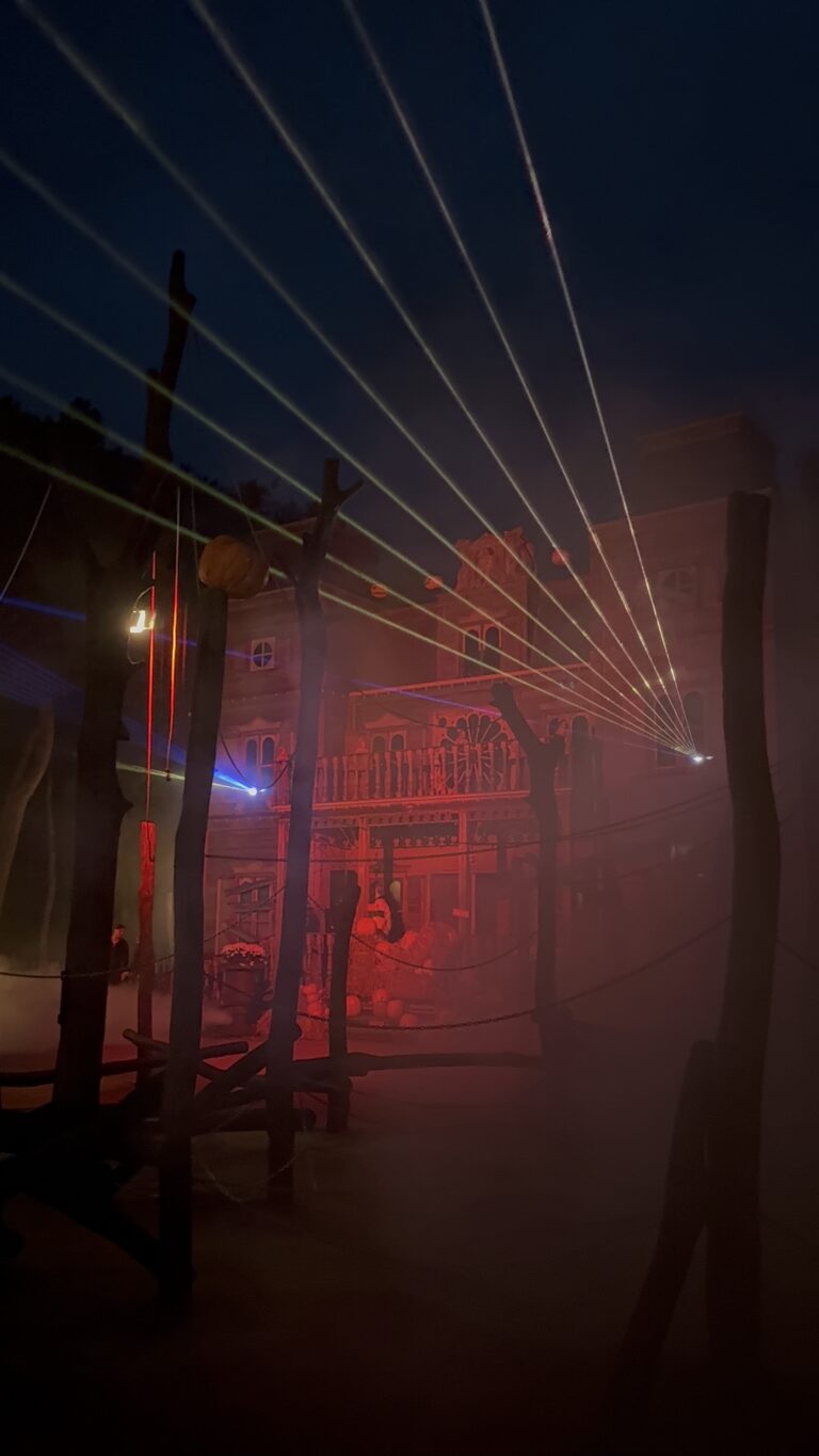 Avonturenpark Hellendoorn trapt Screams af met vernieuwingen: lasers, nieuwe scène Château Cristal en Slide of Darkness