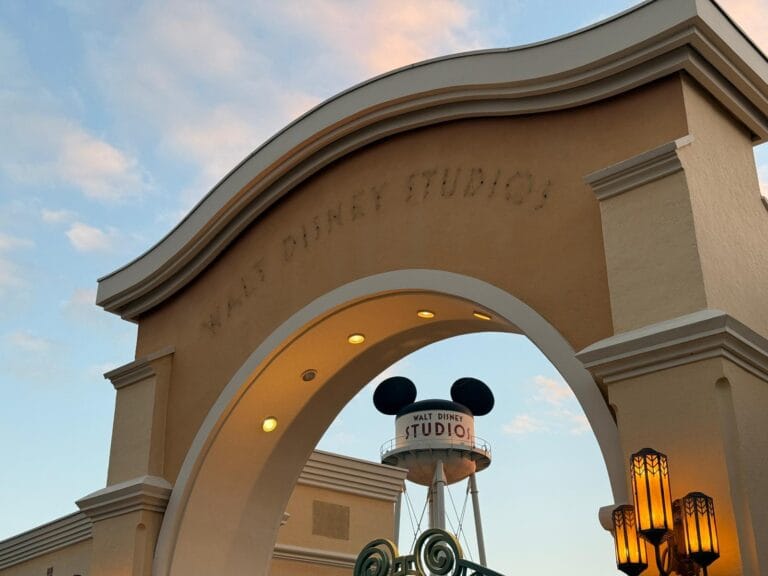 Walt Disney Studios Park steeds verder uitgewist: naam verwijderd van entreepoort