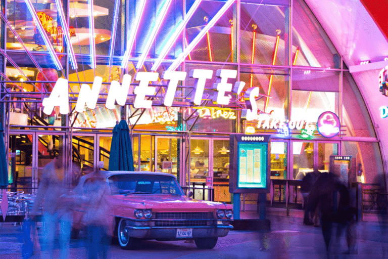 Disney Village gaat volgende fase in: renovaties voor Annette’s Diner en Disney Store, heropening Sports Bar en grootste McDonald’s van Frankrijk