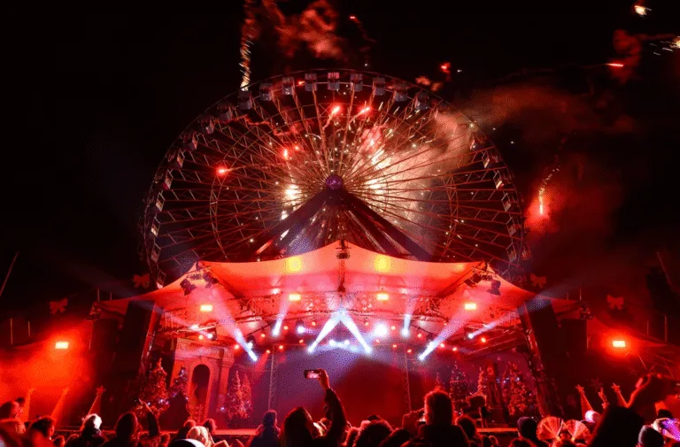 Walibi Holland in het teken van Bright Nights: kerstvakantie vol lichtshows, entertainment en lekkernijen