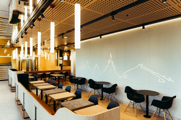 Vernieuwd McDonald’s-restaurant in Disney Village opent de deuren