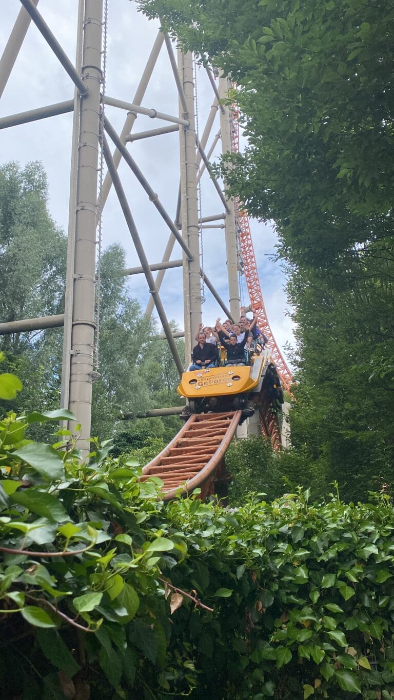 Plopsaland Deutschland komt met speciaal jubileum voor achtbaan bigFM Expedition GeForce