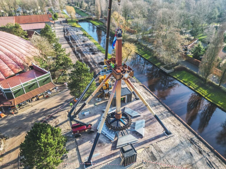 Mijlpaal voor Attractiepark Slagharen: attractie Sky Sifter staat volledig overeind