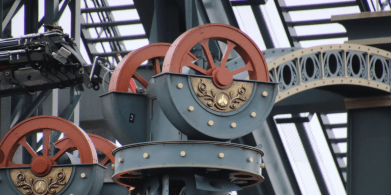 Hooghmoed verder compleet: Efteling plaatst wielen boven op de torens