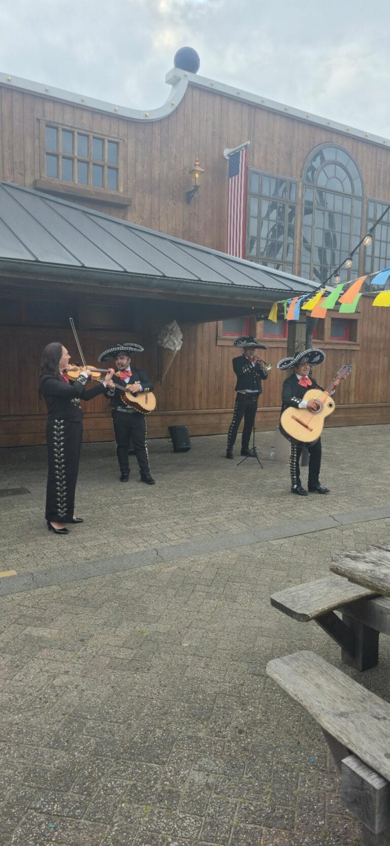 [Foto’s] Attractiepark Slagharen trapt de Wild West Summer Nights af met muziek en bijzondere snacks