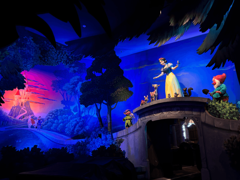 [Foto’s] Sneeuwwitje-attractie in Disneyland Paris heropent na flinke opknapbeurt