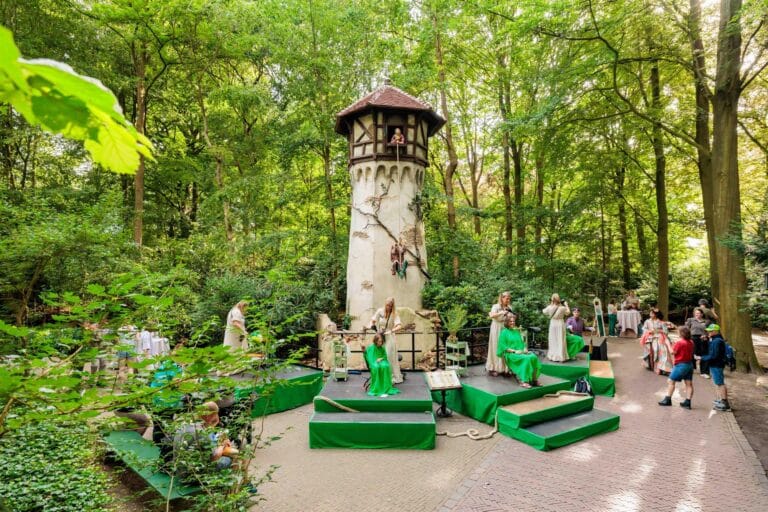 Dag van het Sprookje in de Efteling: 25 gasten doneren vlecht aan Nederlandse Haarstichting
