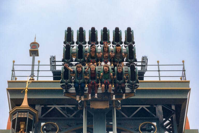 Cast van nieuwe Efteling-musical trapt productie af met rit in Baron 1898