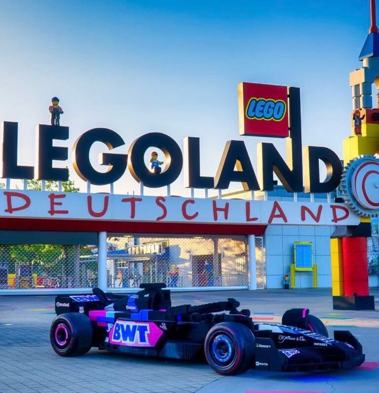 Levensgrote Alpine-racewagen van bijna 400.000 stenen onthuld in LEGOLAND Deutschland Resort