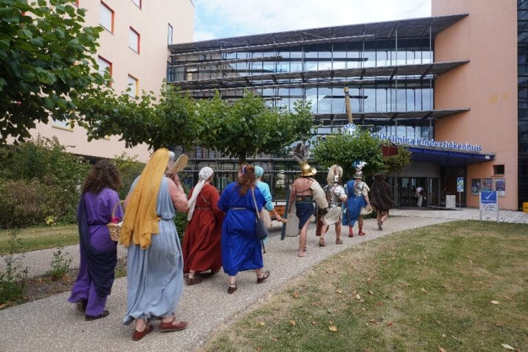Romeinen van Museumpark Archeon brengen bezoek aan het Wilhelmina Kinderziekenhuis