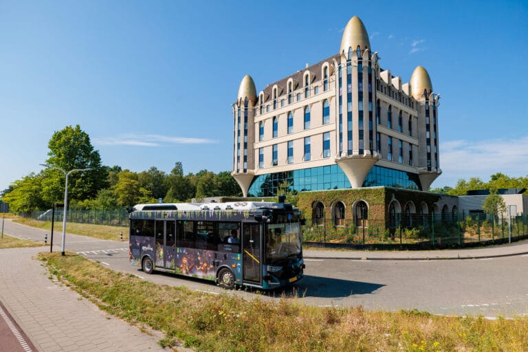 Zelfrijdende bus gaat morgen de weg op bij de Efteling