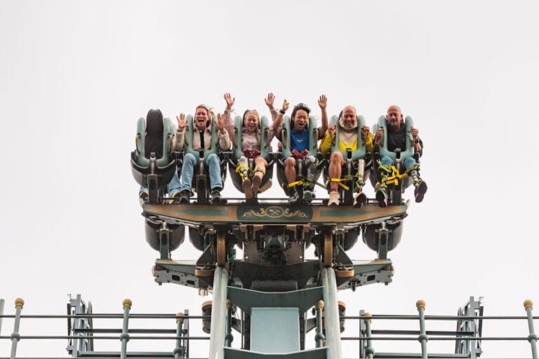 Met beenprothese zorgeloos in de achtbaan: Efteling zet SafeStrap in bij meerdere attracties